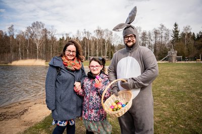 Der Osterhase Johannes Neidel (r.) mit Kathleen Neubert und Tochter Frida Neubert bei der Eröffnung des Waldbades in Freiberg 2026.