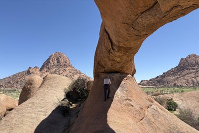 Die Spitzkoppe im Hintergrund ist ein Inselberg mit 1728 m Höhe 120 km östlich von Swakopmund.