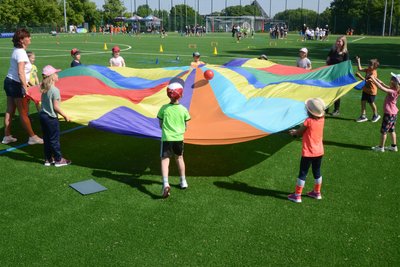 Die Mädchen und Jungen aus der „Rappelkiste“ Grünbach hatten beim Sportfest der Kindergärten ihren Spaß mit dem Schwungtuch.