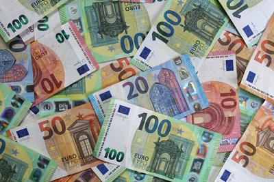Mithilfe eines milliardenschweren Sondervermögens will die Bundesregierung Investitionen in die Infrastruktur ermöglichen. Doch Wirtschaftsforscher kritisieren eine Zweckentfremdung der Mittel zum Stopfen von Haushaltslöchern .