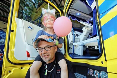 Daniel Thuß schaute sich die Trucks mit Töchterchen Charlet an.