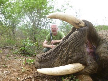 Schnappschuss für die Kollegen: Udo W. vor seiner Jagdtrophäe. 