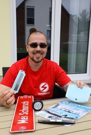 Sebastian Hoyer baut einen Mini-Trabi im Maßstab 1:8 zusammen.