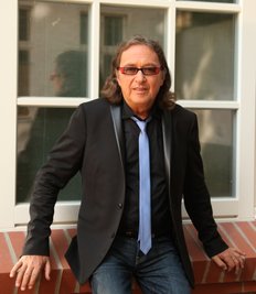 Thomas Natschinski ist in Claußnitz geboren und aufgewachsen. Heute lebt er bei Berlin.