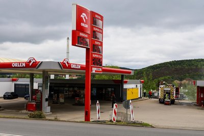 Einen Feuerwehreinsatz hat es am Freitag an der Tankstelle an der Schwarzenberger Straße (B 101) in Aue gegeben.