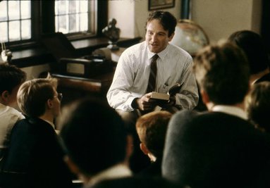 Robin Williams als John Keating in einer Szene des Films "Der Club der toten Dichter".