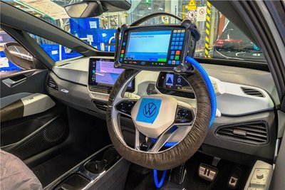 Elektronische Steuerungssysteme und die dazugehörige Software wie hier im Cockpit eines ID.4 bei der Produktion in Zwickau werden in der Automobilindustrie immer wichtiger. 