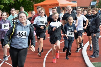 Nepallauf der Schüler des Brand-Erbisdorfer Cottagymnasium 2021: 480 Läufer, darunter Schüler, Geschwister, Eltern, Großeltern und Lehrer erliefen rund 12.000 Euro. Dieses Geld kam der Partnerschule in Dansing/ Nepal zu Gute. Der Lauf am Freitag wird für die Ukraine organisiert.. Foto: Eckardt Mildner/Archiv