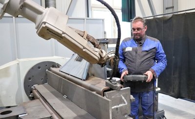 Die BAF GmbH Leubsdorf ist ein Stahlbauunternehmen, das unter anderem Komponenten für Baumaschinen zuliefert. Hier richtet Mitarbeiter Kai Mielke einen Schweißroboter ein. 