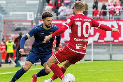 CFC-Profi Dominik Pelivan (links) im Zweikampf mit dem Cottbuser Maximilian Oesterhelweg. Die Lausitzer siegten am Ende 3:1. 