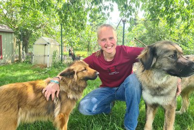 Die einstige Bundeswehrsoldatin Annika Schröder mit ihren Hunden Bela (links) und Ronja auf ihrem Hof in der Nähe von Leipzig.