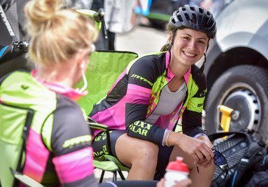 Die Chemnitzerin Melanie Wotsch vom maxx-solar Lindig Team vor dem Start zum Einzelzeitfahren am Freitag im Fahrerlager.