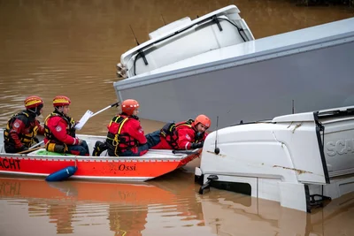 Einsatz der DRK Wasserwacht Düsseldorf im Hochwassergebiet in Arloff und Iversheim (Nordrhein-Westfalen).