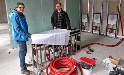 Dort sollen sich ab Ende des Jahres die Steppkes waschen. Damit das rechtzeitig klappt, inspizieren Architekt Steve Lang (rechts) und Michael Hausotte von der Firma Heima die Sanitärinstallationen.