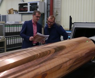 Mitarbeiter Frank Dögel (r.) und der Geschäftsführer der Sächsischen Walzengravur GmbH, Michael Wiegner, an einer Gravurmaschine, auf der Druckformen für Möbelfolie und Laminat gefertigt werden. 