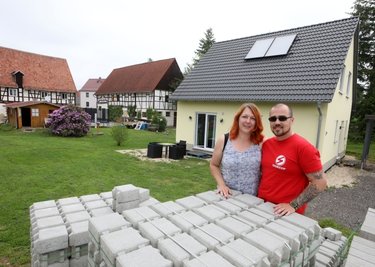 Die Pflasterarbeiten an der Terrasse ihres Eigenheimes mussten Nadine und Sebastian Hoyer nach dem Unfall verschieben.