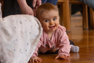 Der im vergangenen Juli geborenen Zoe Kröppelien hat die Babybegrüßung in Annaberg-Buchholz sichtlich gefallen.