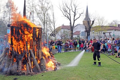 Ob bei privaten oder öffentlichen Hexenfeuern wie hier 2022 in Hilbersdorf gibt es viel zu beachten.