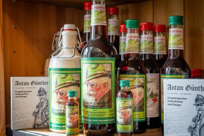 Seit 30 Jahren gibt es den milden Kräuter-Likör „Anton Günther“ bei den Silberlandspezialitäten.