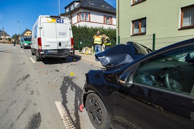 Am Freitagmittag ist in Thalheim ein VW auf einen GLS-Transporter aufgefahren.