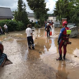 Einsatz der DRK Wasserwacht Düsseldorf im Hochwassergebiet in Arloff und Iversheim (Nordrhein-Westfalen).
