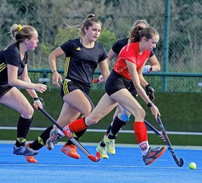 Der SV Motor Meerane - hier mit Enya Kertscher (rotes Trikot) im Spiel gegen den Cöthener HC am Ball - führt die Tabelle der Mitteldeutschen Oberliga aktuell an. 