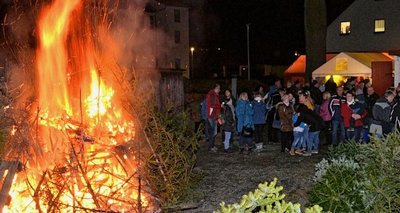 Ausgediente Weihnachtsbäume werden inzwischen auch im Erzgebirge gern bei Familienfesten verbrannt. Manchmal holen die Feuerwehrleute sogar die Bäume kostenlos ab. 