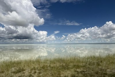 Regenwasser in der riesigen Salzpfanne.