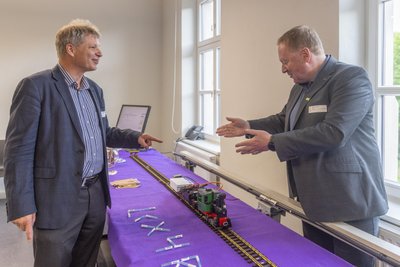 Oliver Michler, Professor an der TU Dresden, und Andreas Küster von MRK Management Consultants, präsentieren ein abstrahlendes Kabel, das eine durchgängige Mobilfunkverbindung im Zug ermöglicht.