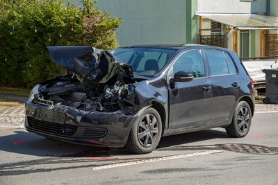 Ersten Angaben zufolge wurde die Fahrerin des VW verletzt.