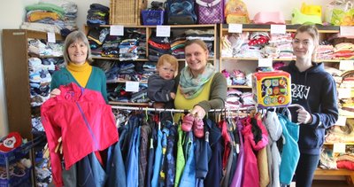 Martina Schieritz, Dorothee Ranfeld mit Samuel, Andrea Wagner (von links) haben sehr viele Kleiderspenden erhalten. 