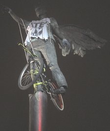 Ausgestattet mit T-Shirt und Fahrrad wurde am Monatgabend die Engels-Plastik, die vor dem Chemnitzer Moritzhof steht. Die Polizei ermittelt.