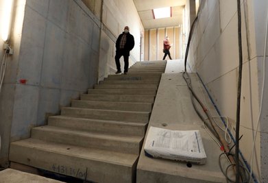 Rutschen kann Architekt Thomas Wende noch nicht. Dazu muss erst das nötige Spielgerät auf der Rampe im Treppenhaus der künftigen großen Lichtensteiner Kita eingebaut werden. Es bleibt ihm nur die Treppe.