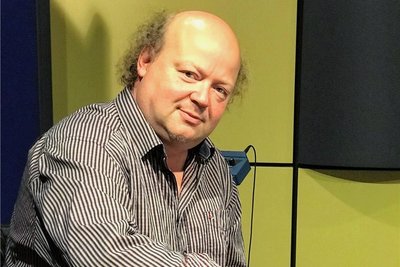 Als Akkordeonist konnte er 1994 dem Klang des Bandoneons nicht widerstehen, begann sich intensiv damit zu beschäftigen. Heute gehört Jürgen Karthe zu den gefragtesten Bandoneon-Spielern weltweit. Und das gibt es beim Musikfest Erzgebirge zu erleben - eine Auswahl:"Glanz und Prunk" heißt es gleich zum Auftakt am 9. September in der Sankt Marienkirche in Marienberg. Musikalische Gäste sind im 40. Jahr des Bestehens Gabrieli Consort & Players unter der Leitung vonPaul McCreesh, der 1982 auchdas international renommierte Ensemble gegründet hat. Sie interpretieren das Herzstück ihres Repertoires: die "Venezianische Krönungszeremonie". Sie war 1595 zur Ernennungszeremonie des 89. Staatsoberhauptes von Venedig, Marino Grimani, erstmals gespielt worden. Nun ist sie zum ersten Mal im Erzgebirge zu hören."Glanzvoll genießen" ist einen Tag später das Motto bei der großen Musikfest-Ballnacht. Jürgen Karthe bittet gemeinsam mit seinem Gran Orchestra de Tango Carambolage und dem Trio Filou zum Tanz. Ein weiterer Hauptakteur an diesem Abend: das Bandoneon. Das steht auch schon am Nachmittag im Mittelpunkt des Interesses, wenn Jürgen Karthe - begleitet von Fabian Klentzke am Klavier - im Schloss Schlettau die Geschichte erzählt, wie der Tango zu seinem Instrument kam."Glanzvolles Gipfeltreffen" dann am 11. September in der Sankt Annenkirche in Annaberg-Buchholz: Festival-Intendant Hans-Christoph Rademann dirigiert das in den Musikmetropolen dieser Welt gefeierte Collegium 1704. Auf dem Programm des Festkonzertes mit dem Starensemble aus Prag steht Johann Sebastian Bachs "Trauerode" und Jan Dismas Zelenkas "Requiem"."Stimmglanz" verbreitet am 12. September das Volkalensemble Amarcord in der Emmauskirche in Schwarzenberg. Im November 1992 von sechs damaligen Thomanern gegründet, haben sie ihren "atemberaubend homogenen Klang" aus Sachsen bisher in mehr als 50 Länder der Welt getragen. "Von Leipzig in die Welt" ist deshalb auch das Motto an diesem Abend. Wenig später - am 16. September - sind dann auch die heutigen Thomaner zu Gast im Erzgebirge. In der Sankt Wolfgangskirche in Schneeberg erinnern sie an Leipzigs bekannte Thomaskantoren, zu denen von 1961 bis 1972 Erhard Mauersberger aus Mauersberg gehörte."Bergglühen" versprechen für den 13. September in der Kirche in Gornsdorf die Musikerinnen und Musiker unter der Leitung von John Hodian - bekannt unter dem Namen The Naghash Ensemble. Sie pflegen das kulturelle Erbe ihres Heimatlandes Armenien. Mittelalterliche Texte werden dafür von John Hodian neu vertont und kommen nun in einer einzigartigen Mischung aus Folk, Weltmusik und Klassik daher."Nachtklang" bietet am 17. September alte Musik mit neuem Glanz im Porsche Werkzeugbau in Schwarzenberg. Mit dabei sind die drei jungen Ensembles The Muses Fellows, Burak Özdemir & Musica Sequenza und das Neue Klaviertrio Dresden.