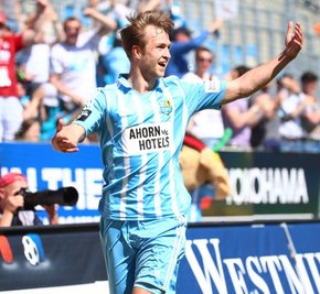 Matti Steinmann empfängt nach seinem ersten Saisonpunktspieltor die Glückwünsche der Mitspieler.