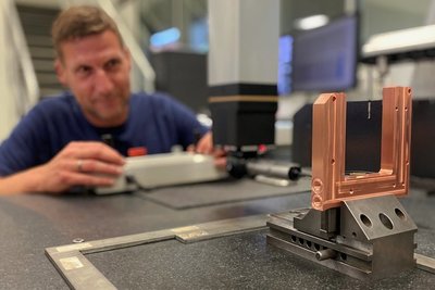 Jens Melzer, Mitarbeiter in der Qualitätssicherung, beim Vermessen eines Kühlkörpers für die Lasertechnik. Das Bauteil besteht aus Kupfer. 