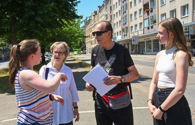 Auf der Theaterstraße sprach Uri Guttmann, hier mit seiner Ehefrau Riva, mit den Gymnasiastinnen Laura Heim (links) und Larissa Schubert.