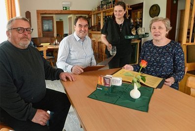 Sitzen in der Gaststätte Zur Turnhalle zusammen: Die Betreiber Petr Nesowadba (Koch/links) und Martina Jovrikowà (2. von rechts) sowie Bürgermeister Ralf Kretzschmann (2. von links) und Grit Kretzschmann. 