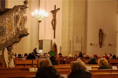Ein Zeichen der Solidarität: Die Ökumenische Nagelkreuzgemeinde hatte für Freitagabend zum Friedensgebet in der Johanniskirche aufgerufen.