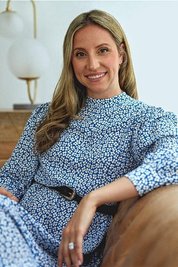 Vienna Pharaon leitet eine Praxis für Familien- und Paartherapie in New York. Sie ist verheiratet und hat einen Sohn.