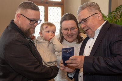 Auch Matilda, hier mit ihren Eltern Nora und Christian Hecker, bekam von Oberbürgermeister Rolf Schmidt einen persönlichen Geburtstaler überreicht.