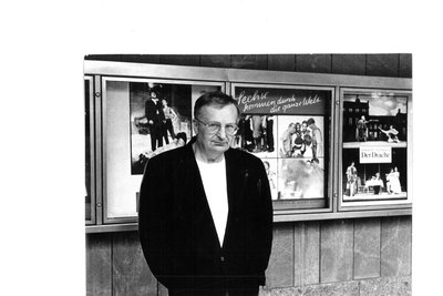 Hartwig Albiro vor dem Chemnitzer Schauspielhaus, Anfang der 1990er-Jahre.