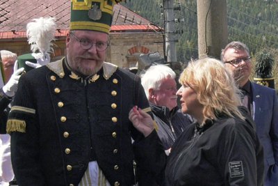 Weiperts Bürgermeisterin Jitka Gavdunová im Gespräch mit Frank Roch, Vorsitzender der Frohnauer Bergbrüderschaft.