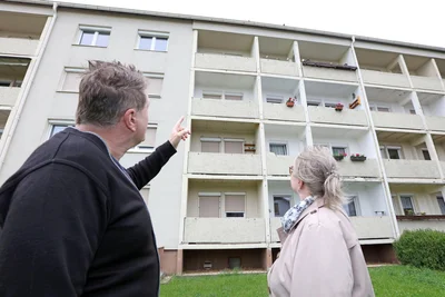 Katrin Freyer zeigt Reporter Jochen Walther die Tauben-Hotspots in der Karl-Liebknecht-Siedlung. Die Leipzigerin fordert, dass der Vermieter etwas gegen die Ausbreitung der Tiere tut.