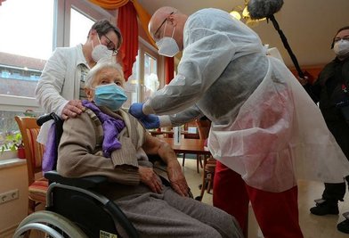 Die Heimbewohnerin Edith Kwoizalla wurde am Samstag vor dem offiziellen Start in Deutschland gegen das Coronavirus geimpft.