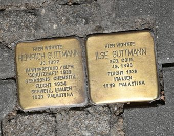 Im Oktober 2020 waren vor dem Haus Theaterstraße 40 die Stolpersteine für Ilse und Heinrich Guttmann verlegt worden.