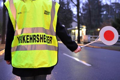 Schülerlotsen sind besonders in den dunklen Monaten eine wichtige Hilfe.