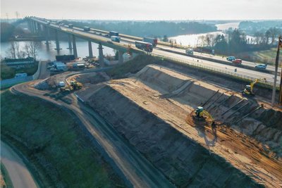 Die alte Rader Hochbrücke führt über den Nord-Ostsee-Kanal hinweg. Ein 1500 Meter langer, 42 Meter hoher Neubau wird neben die verschlissene Brücke gesetzt - der Damm ist bereits aufgeschüttet. Nach Fertigstellung beider Brücken soll der Verkehr auf der A7 sechsspurig fließen.