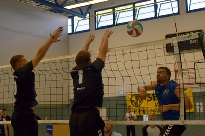 Die Reichenbacher Florian Henkel (links) und Wenzel Günter (Mitte) steigen im Spiel gegen Markkleeberg zum Block hoch.