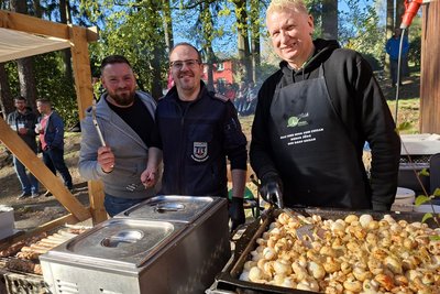 Toni Hertwig, Kevin Hergt und Jörg Kemter kümmerten sich beim Frühlingsfest um das Grillgut.